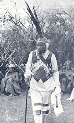 Lesotho, 1936, Onbekend, Basoetoland, het Zuid-Afrikaansche Zwitserland. Vova, opperhoofd der Basoeto's, op weg naar de feesten van zijn stam. Zijn kaal hoofd is getooid met fazantenveeren