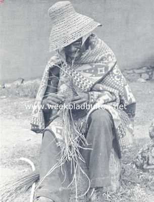 Lesotho, 1936, Onbekend, Basoetoland, het Zuid-Afrikaansche Zwitserland. Bosoeto-hoedenvlechter. Is de hoed gereed, dan zet de maker hem bij wijze van etalage op den andere, dien hij reeds op zijn hoofd heeft
