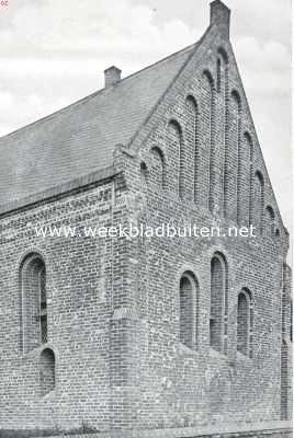 Groningen, 1936, Ulrum, Gedeelte van de kerk te Ulrum. De achtergevel is versierd met rondbogig gesloten en door colonnetten gescheiden spaarvelden. - Het kleine raampje, beneden in den zijgevel maakte het den geexcommuniceerden mogelijk nog iets van het altaar te zien