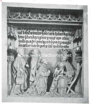 Zandsteenen epitaaf (103x88 cm) voor Egbert Onsta, den tweeden priester der kerk, overleden 1476. Het stuk is gerestaureerd, de hoofden zijn nieuw aangebracht. Op de zuiltjes ter rechter en ter linkerzijde zijn kaarsen geplaatst. Oorspronkelijk zullen hierop heiligenbeeldjes gestaan hebben